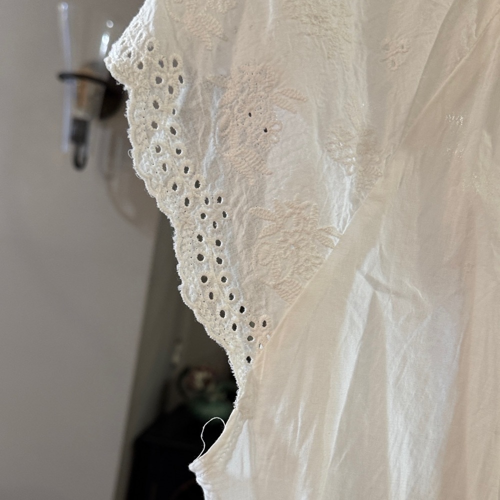 Chic White Eyelet Women's Blouse - Picture 3 of 9